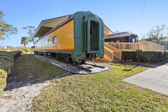 view of side of property featuring a yard