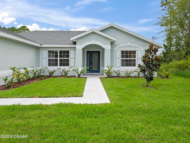 single story home with a front lawn