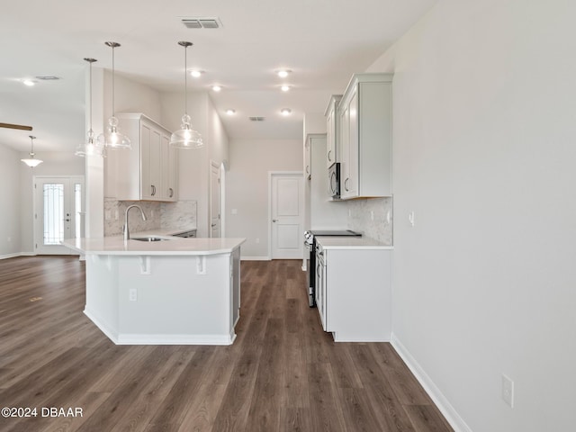 kitchen with dark hardwood / wood-style flooring, hanging light fixtures, sink, a breakfast bar, and kitchen peninsula