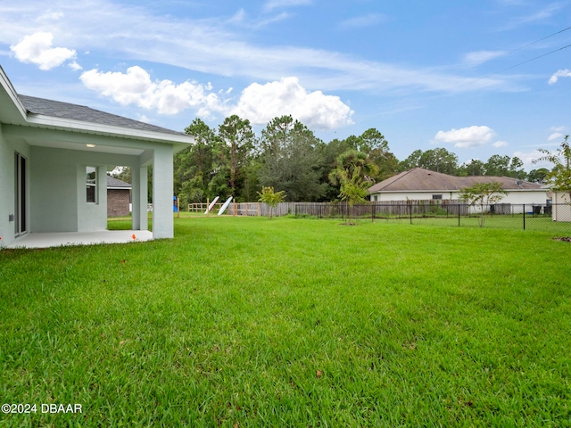 view of yard featuring a patio area