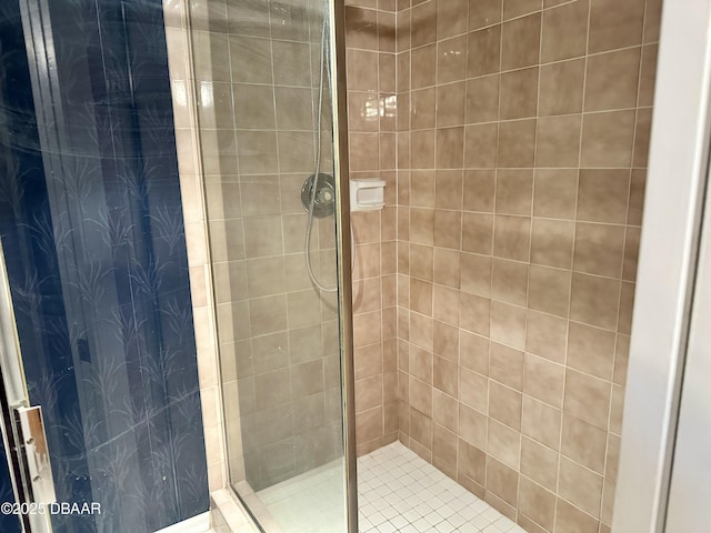 bathroom featuring a tile shower