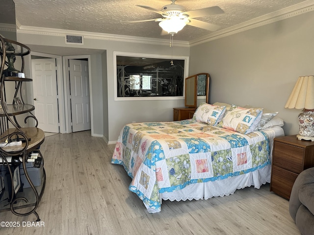 bedroom featuring a textured ceiling, light hardwood / wood-style flooring, and ceiling fan