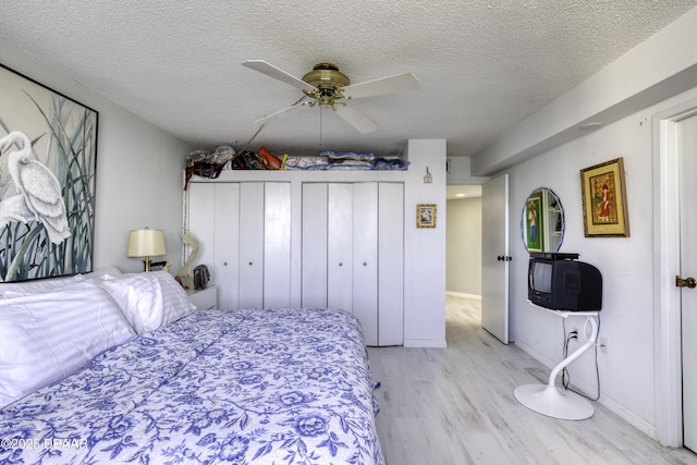 bedroom featuring a textured ceiling, ceiling fan, and light hardwood / wood-style floors