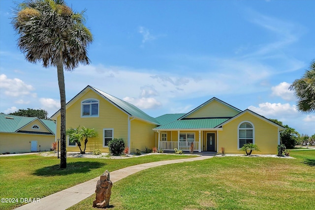 view of front of property featuring a front yard and covered porch