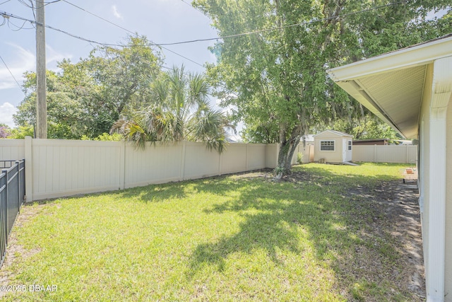 view of yard featuring a shed