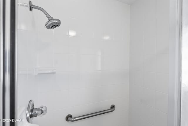 bathroom featuring a tile shower