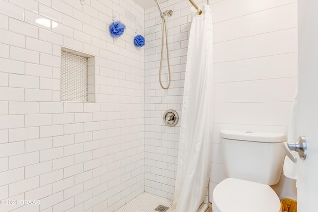 bathroom featuring toilet and a shower with curtain