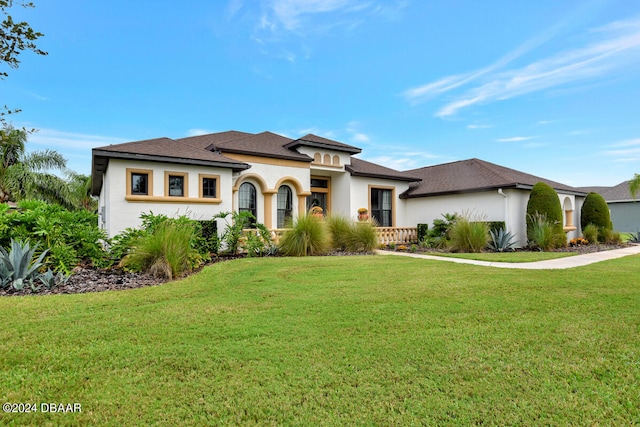 view of front of property with a front lawn