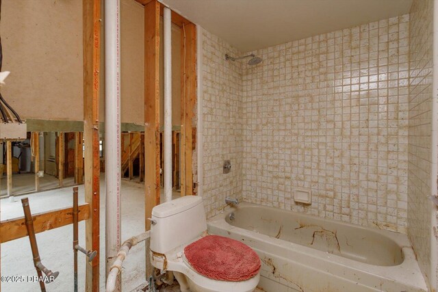 bathroom with toilet and tiled shower / bath combo