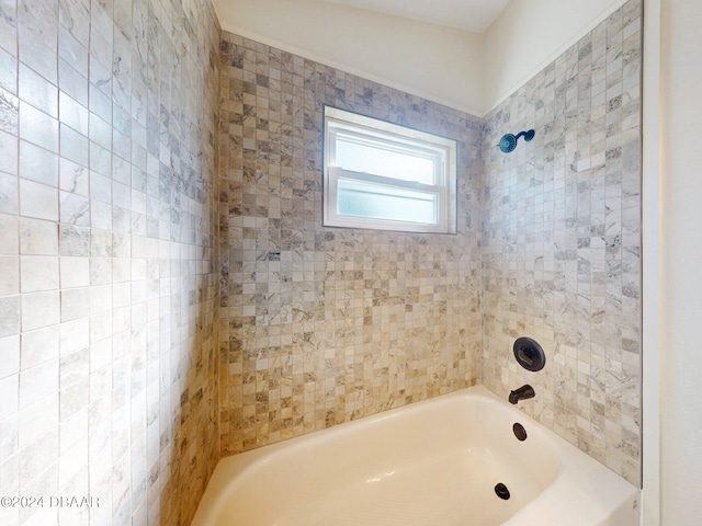 bathroom with tiled shower / bath