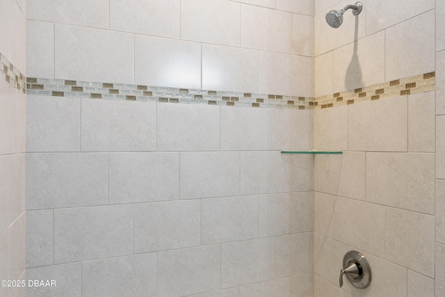 details featuring tiled shower