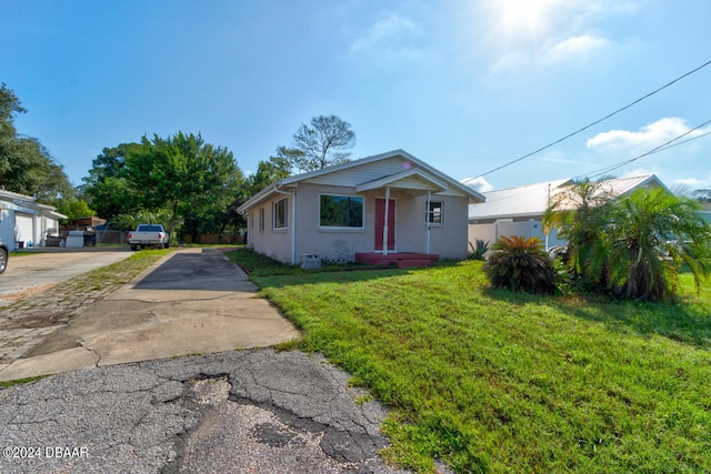 view of front facade featuring a front yard