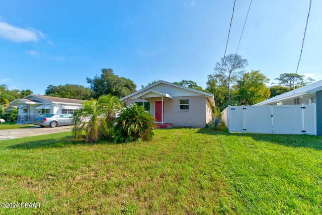 view of front of home featuring a front lawn