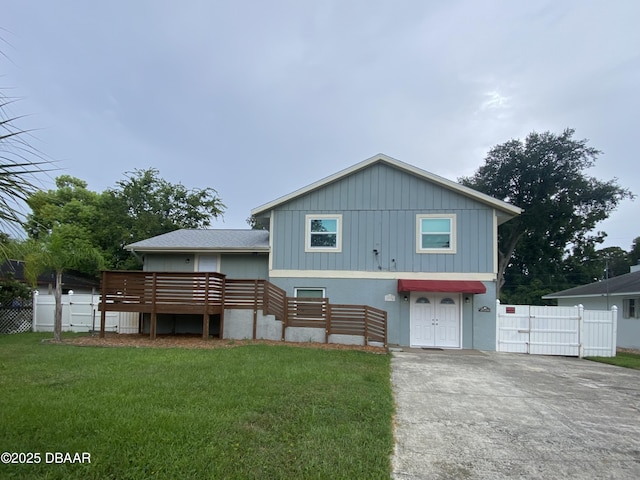 view of front of house featuring a wooden deck and a front yard