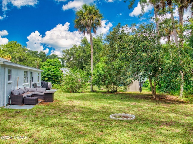 view of yard with outdoor lounge area