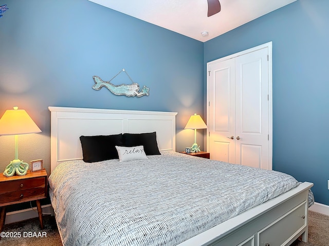 carpeted bedroom featuring ceiling fan, baseboards, and a closet