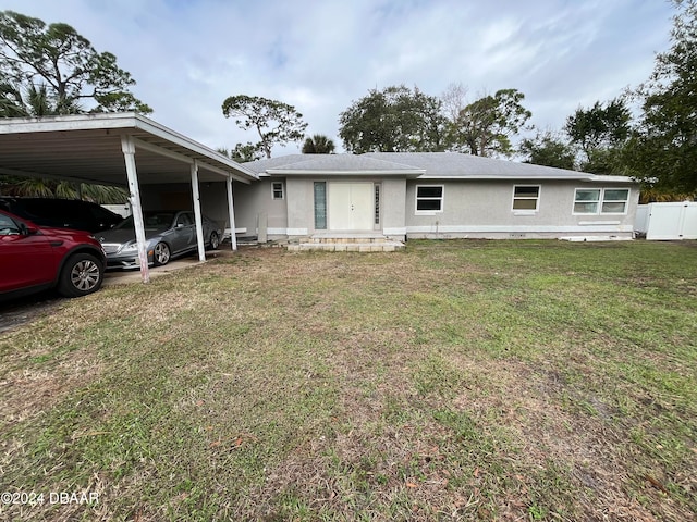 view of front of home with a carport and a front yard