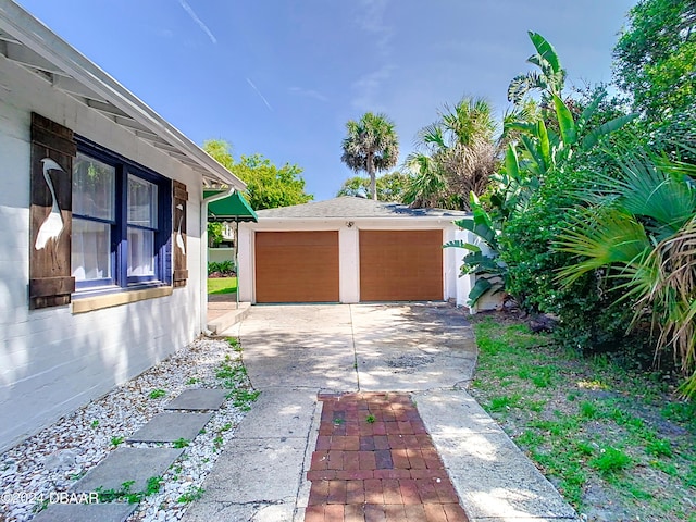 view of detached garage