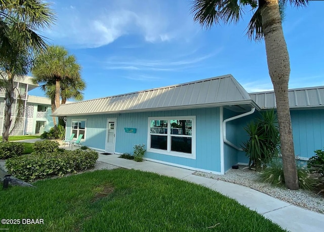 325 Causeway Cswy N Unit D104, New Smyrna Beach, FL 32169 - view of front of property featuring a front lawn and metal roof