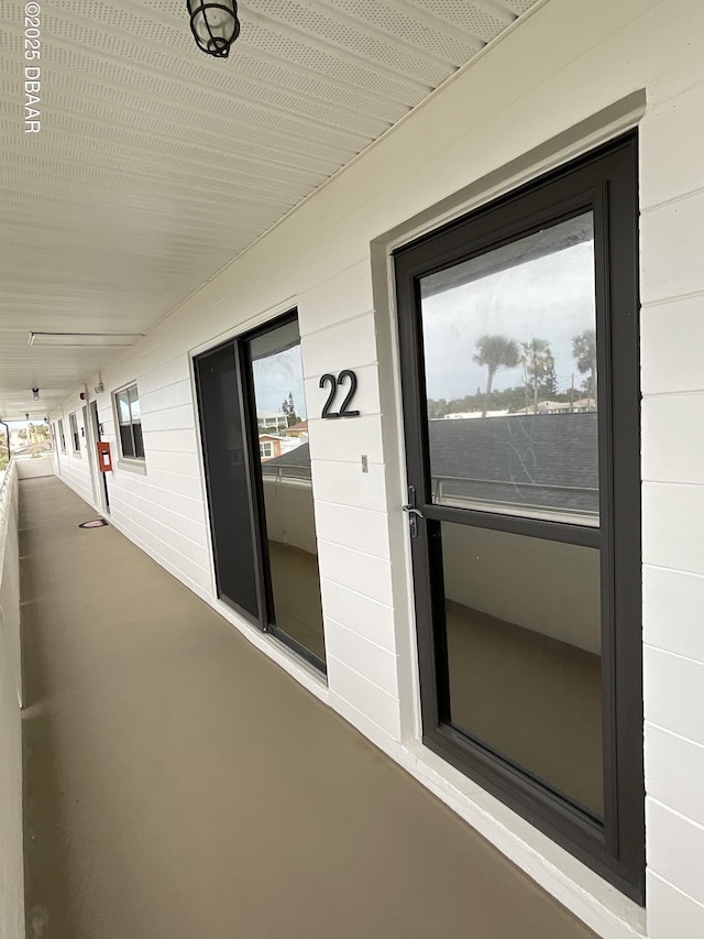 property entrance featuring a balcony