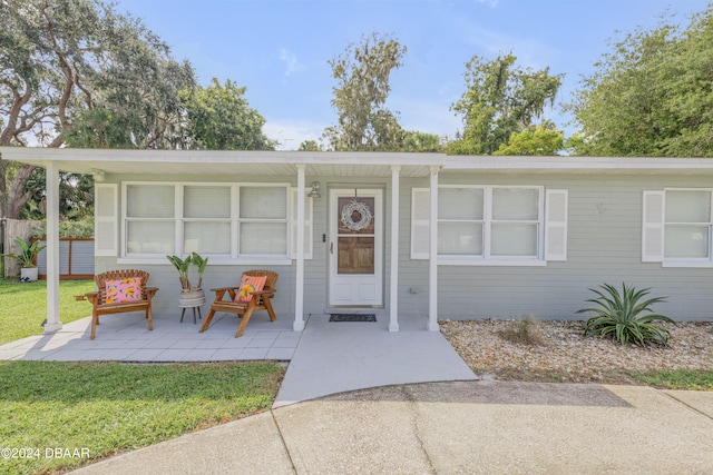 single story home featuring a front lawn