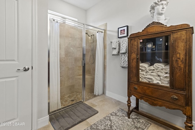 bathroom featuring a tile shower