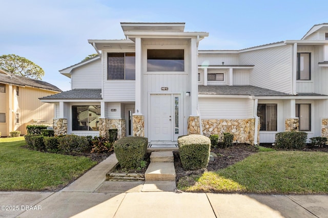 view of front facade featuring a front yard