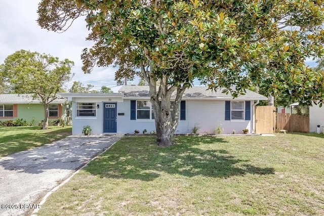 single story home with a front yard