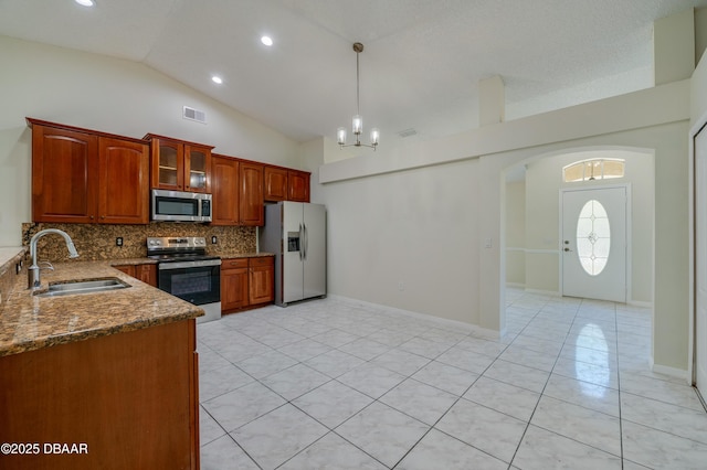 kitchen featuring a sink, decorative backsplash, a chandelier, stainless steel appliances, and visible vents
