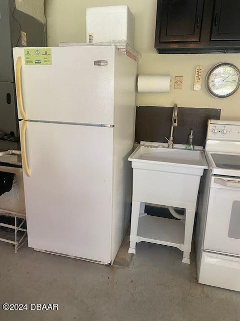 laundry room with washer / dryer