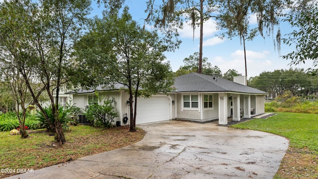 view of front facade featuring a garage and a front lawn