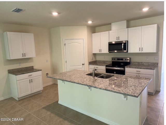 kitchen featuring a kitchen breakfast bar, sink, stainless steel appliances, and a kitchen island with sink