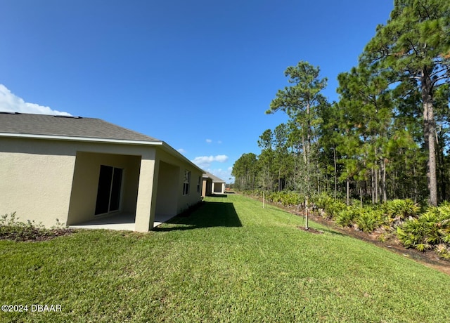 view of yard featuring a patio