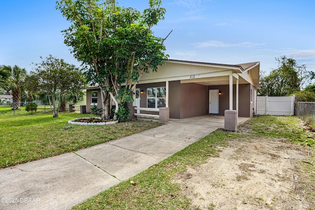 view of front of house featuring fence and a front lawn