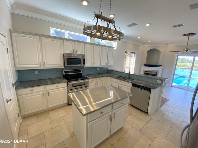 3 Tomoka View Dr, Ormond Beach, FL 32174 - kitchen with stainless steel appliances, a fireplace, a peninsula, a sink, and plenty of natural light