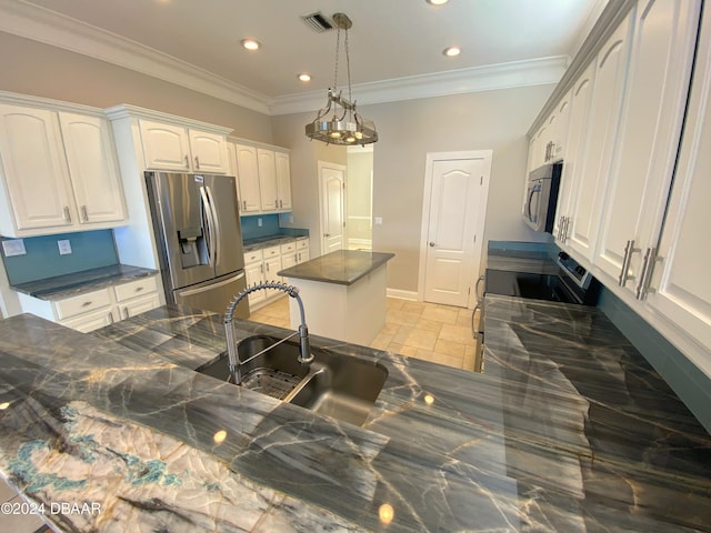 3 Tomoka View Dr, Ormond Beach, FL 32174 - kitchen with stainless steel appliances, a kitchen island, recessed lighting, white cabinetry, and a sink