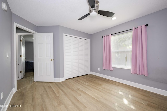 unfurnished bedroom featuring a ceiling fan, baseboards, recessed lighting, wood finished floors, and a closet