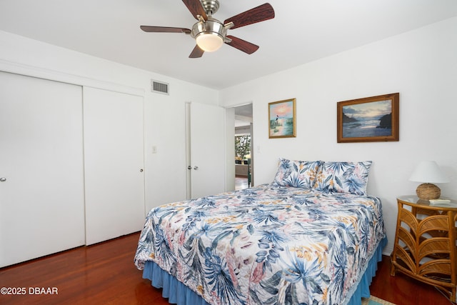 bedroom featuring ceiling fan, dark hardwood / wood-style floors, and a closet