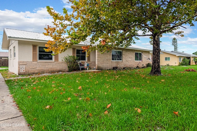 single story home featuring a front yard