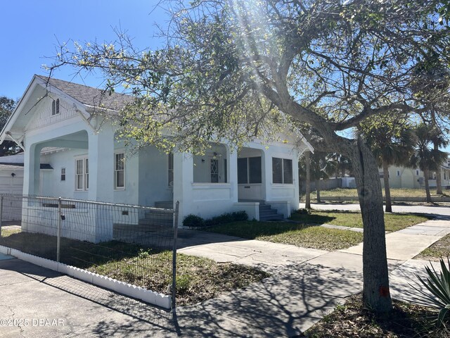600 5th Ave, Daytona Beach, FL 32118 - view of front facade featuring stucco siding and fence