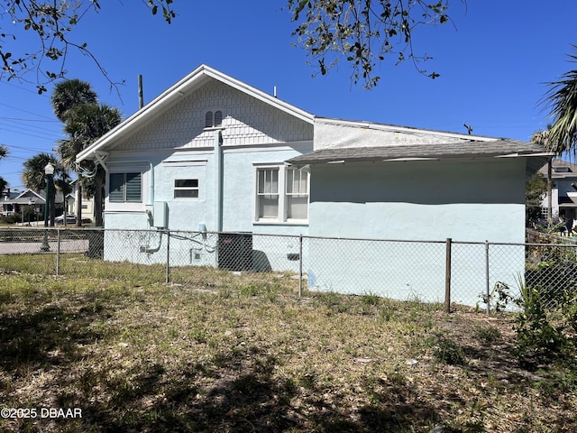 600 5th Ave, Daytona Beach, FL 32118 - view of side of home featuring stucco siding and fence