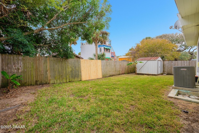 view of yard featuring cooling unit and a storage shed