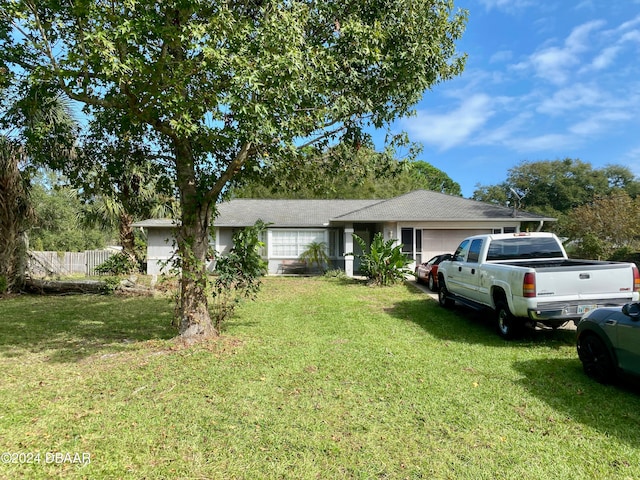 single story home featuring a front yard