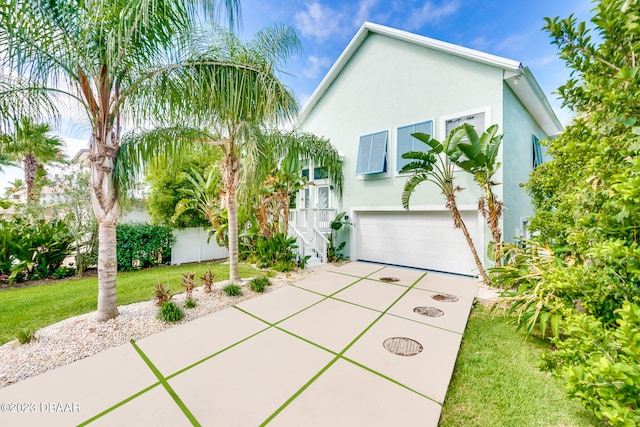 view of front facade featuring a garage and a front yard