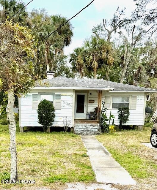 view of front facade with a front yard