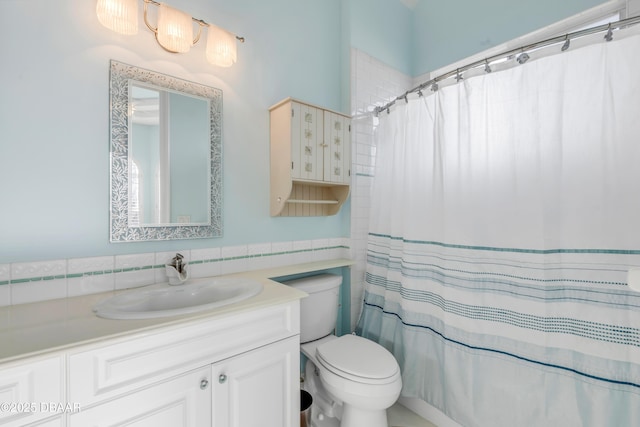 full bath with vanity, toilet, and a shower with curtain