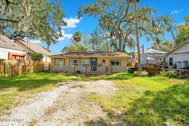 view of front of house featuring a front lawn