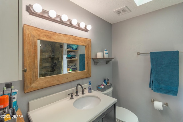 3324 Royal Palm Dr, Edgewater, FL 32141 - bathroom with vanity, a textured ceiling, and tiled shower