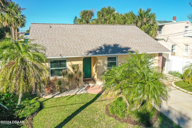 view of front of property featuring a front lawn