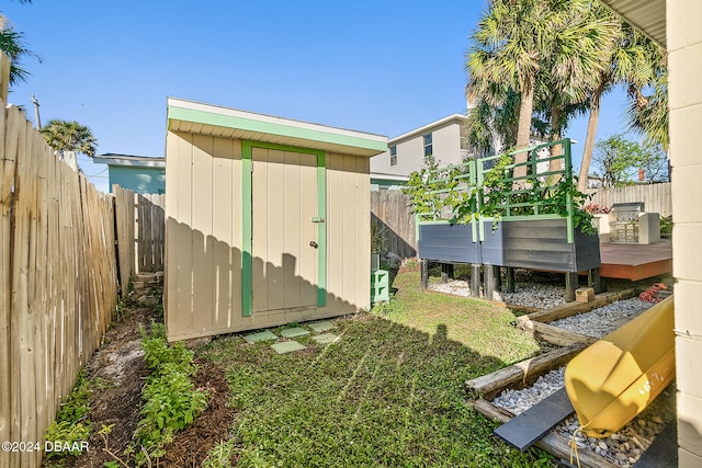 view of yard with a storage unit